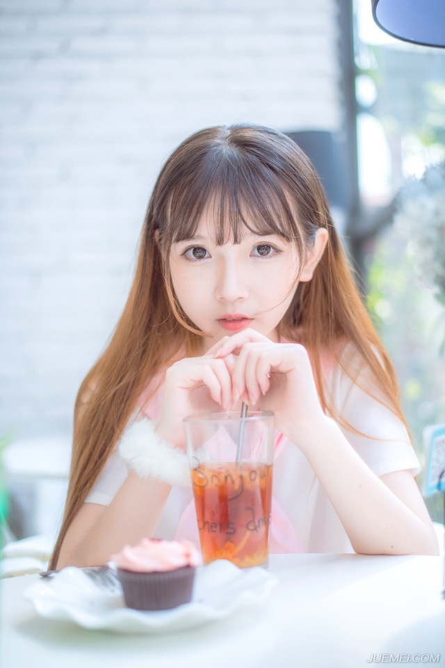 也许一个人会变成原来最讨厌的样子，只是因为要适应这个社会罢了。
